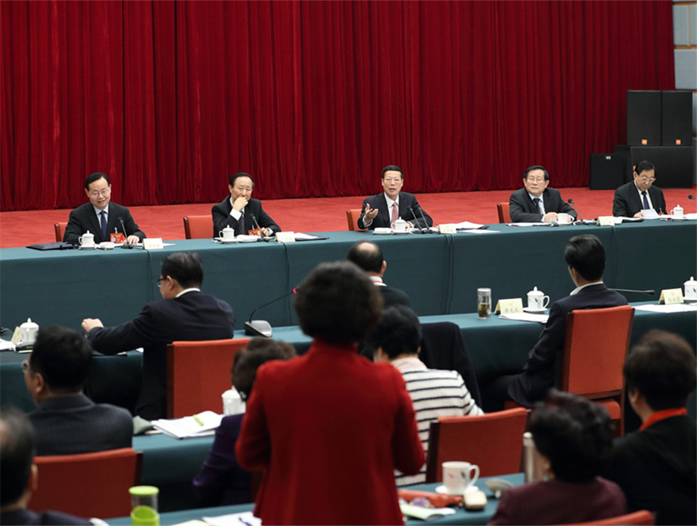 張高麗看望致公、僑聯(lián)、對外友好界委員并參加討論