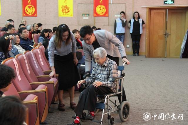 開場前，于是之的遺孀李曼宜來到現(xiàn)場