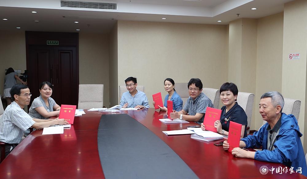 7月24日，全體會(huì)議結(jié)束后，綜合二組召開(kāi)小組會(huì)議
