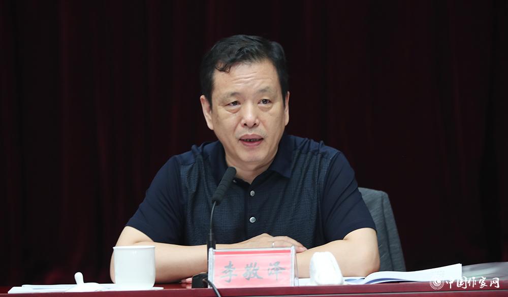 7月24日，李敬澤在第一次全體會(huì)議上就評(píng)獎(jiǎng)條例、評(píng)獎(jiǎng)細(xì)則作說(shuō)明