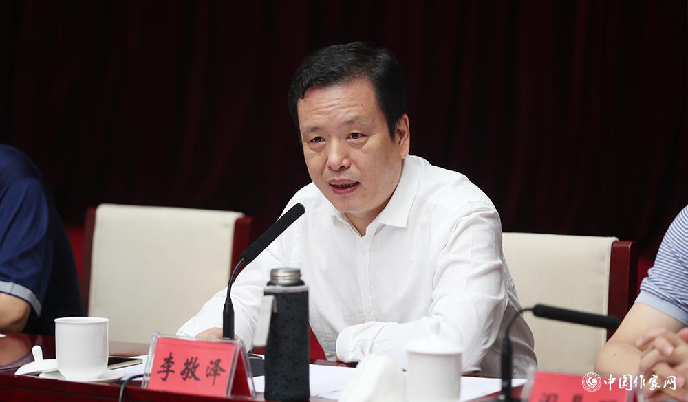 8月4日，李敬澤主持第十屆兒獎(jiǎng)評(píng)委會(huì)第六次全體會(huì)議