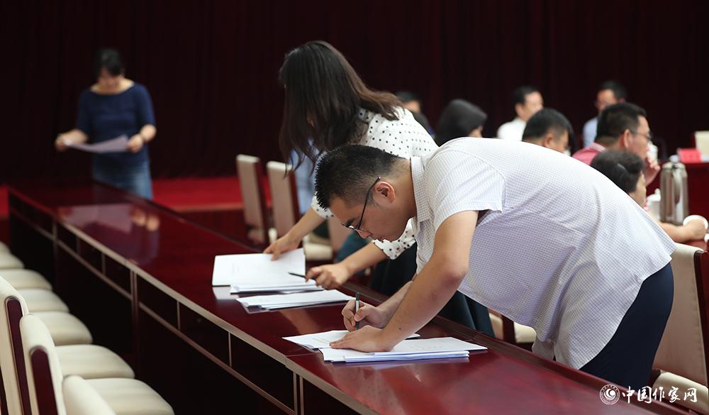 8月4日，第十屆兒獎(jiǎng)評(píng)委會(huì)第六次全體會(huì)議上，聯(lián)絡(luò)員清點(diǎn)收回選票情況