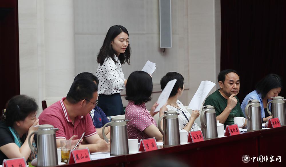 8月4日，第十屆兒獎(jiǎng)評(píng)委會(huì)第六次全體會(huì)議上，聯(lián)絡(luò)員收回選票