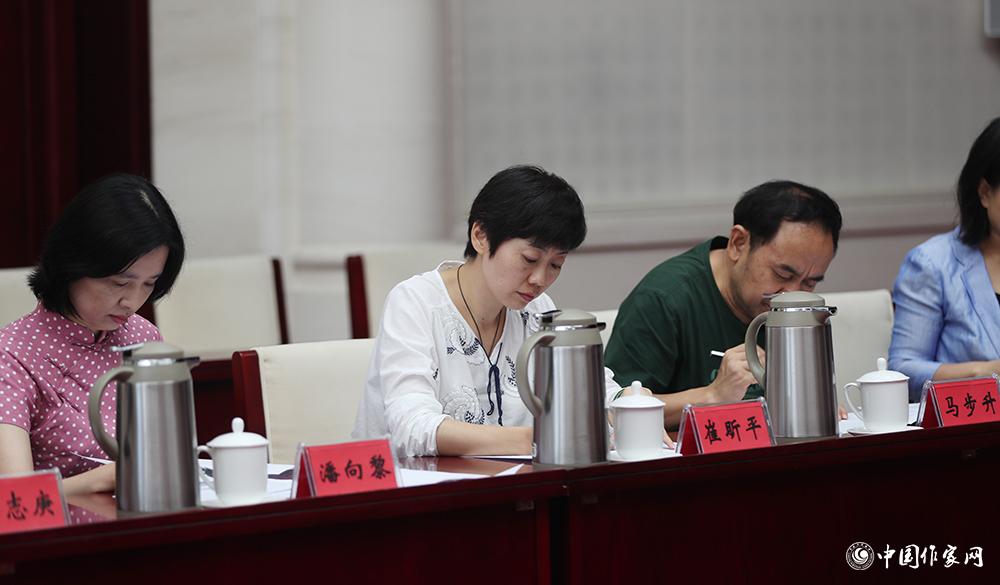 8月4日，第十屆兒獎(jiǎng)評(píng)委會(huì)第六次全體會(huì)議上，評(píng)委填寫選票