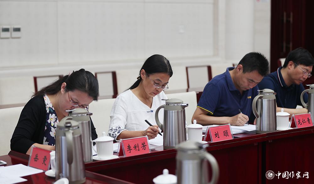 8月4日，第十屆兒獎(jiǎng)評(píng)委會(huì)第六次全體會(huì)議上，評(píng)委填寫選票