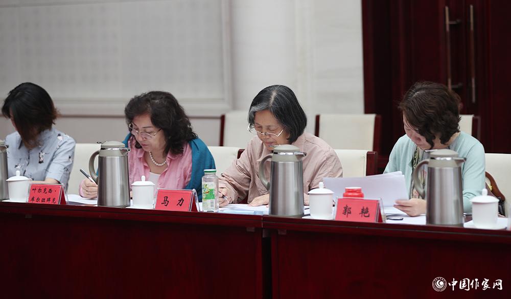 8月4日，第十屆兒獎(jiǎng)評(píng)委會(huì)第六次全體會(huì)議上，評(píng)委填寫選票