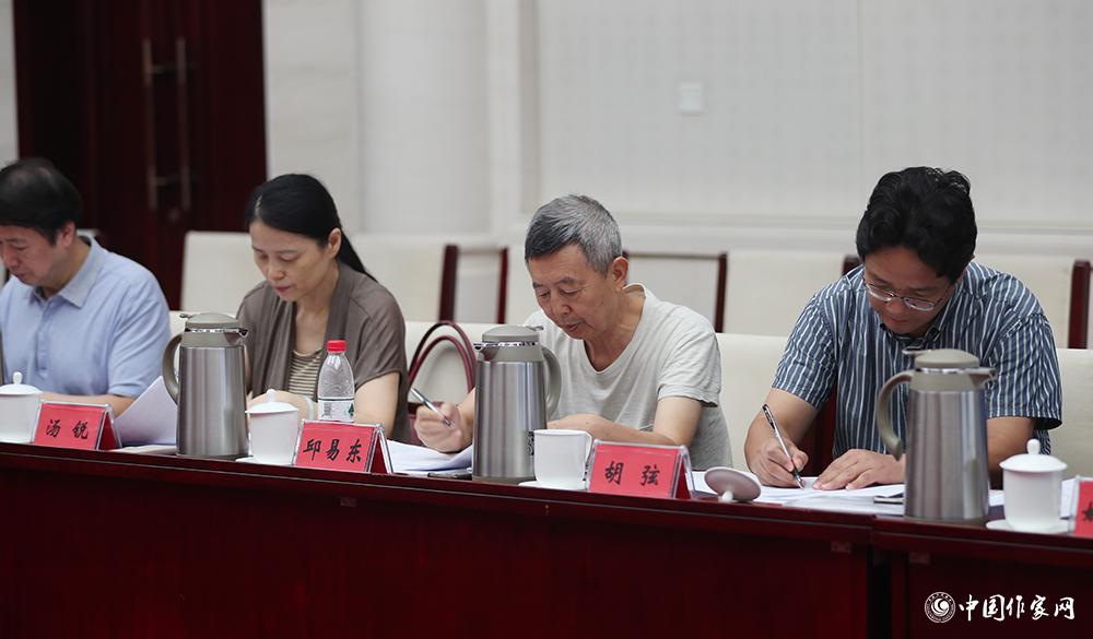 8月4日，第十屆兒獎(jiǎng)評(píng)委會(huì)第六次全體會(huì)議上，評(píng)委填寫選票