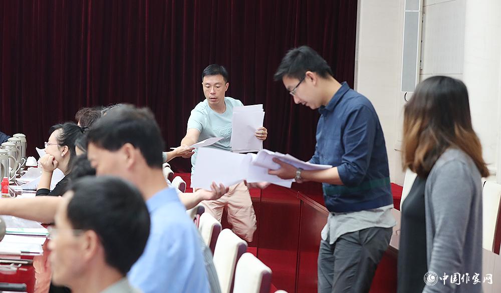 8月4日，第十屆兒獎(jiǎng)評(píng)委會(huì)第六次全體會(huì)議上，聯(lián)絡(luò)員發(fā)放選票
