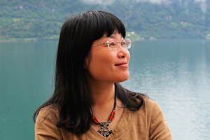 童話：獲獎(jiǎng)作品《水妖喀喀莎》作者：湯湯         獲獎(jiǎng)感言　　如果有一天，我能把童話寫到足夠廣闊和深邃，讓它有大海、星空、森林和荒漠的浩瀚無(wú)涯，又有一粒沙子、一朵小花，一顆水珠的細(xì)膩精致；讓它單純又繁復(fù)，五彩繽紛如同萬(wàn)物生長(zhǎng)，讓它如歌又如詩(shī)，瑰麗神奇散發(fā)出迷人的氣質(zhì)；讓一切悲傷歡喜幸福痛苦都在童話里相遇，奏出一闕闕生命的交響曲。