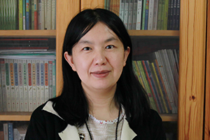 童話：獲獎(jiǎng)作品《小女孩的名字》作者：呂麗娜         獲獎(jiǎng)感言　　在這本書(shū)里，我讓我的小女孩安居在童話世界里。這是個(gè)比現(xiàn)實(shí)世界更大更神奇更遼闊的世界。我曾在一篇文章里這樣寫過(guò)：當(dāng)一個(gè)小女孩走在路上，她總是一只腳踏在現(xiàn)實(shí)世界，一只腳踏在童話世界里。因?yàn)樾∨⒕褪沁@樣的，心里總是有那么多那么多的幻想，和那么多那么多的詩(shī)意，所以小女孩最適合住在童話故事里。