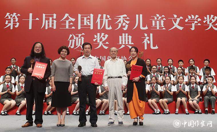 鐵凝、束沛德為小說(shuō)獲獎(jiǎng)?wù)哳C獎(jiǎng)