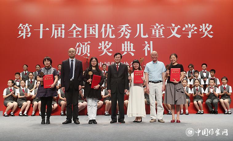 庹震、吳義勤、海飛為童話獲獎(jiǎng)?wù)哳C獎(jiǎng)