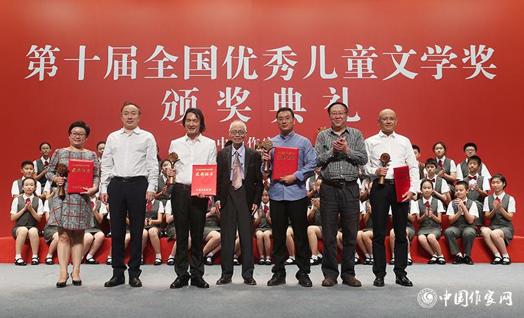 高洪波、孟祥林、樊發(fā)稼為散文、報(bào)告文學(xué)、科幻文學(xué)獲獎(jiǎng)?wù)哳C獎(jiǎng)