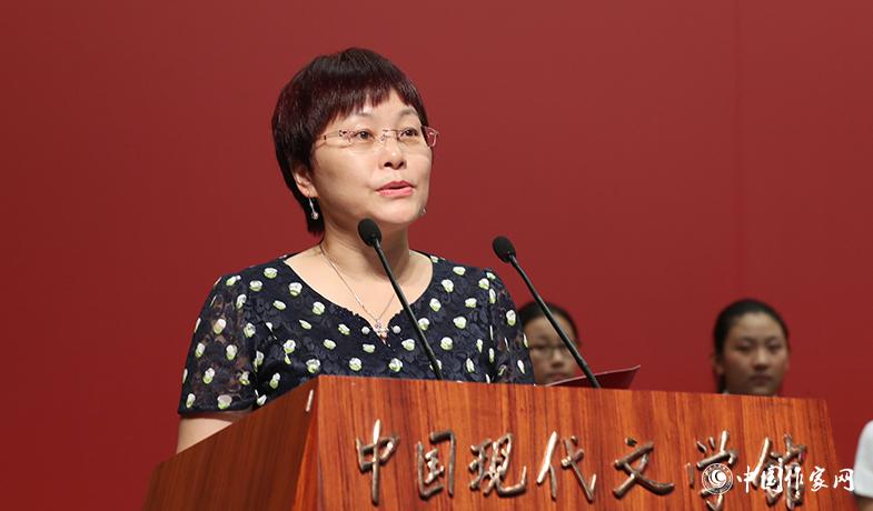 湯素蘭在頒獎(jiǎng)典禮上宣讀獲獎(jiǎng)詩(shī)歌、幼兒文學(xué)授獎(jiǎng)辭