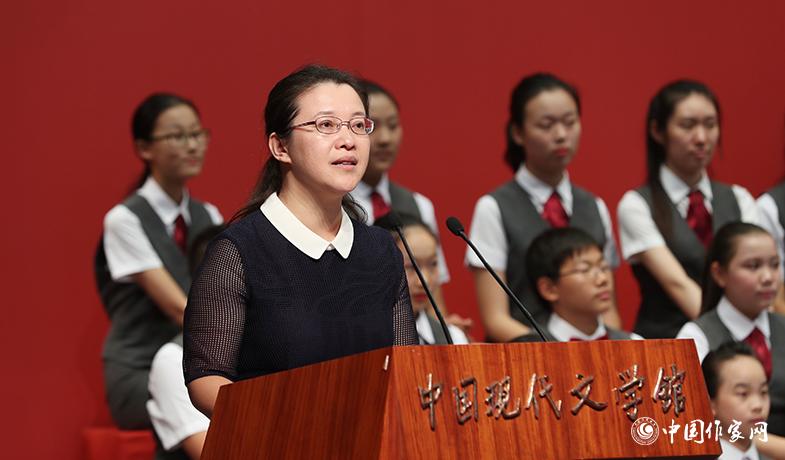 李利芳在頒獎(jiǎng)典禮上宣讀獲獎(jiǎng)散文、報(bào)告文學(xué)、科幻文學(xué)授獎(jiǎng)辭