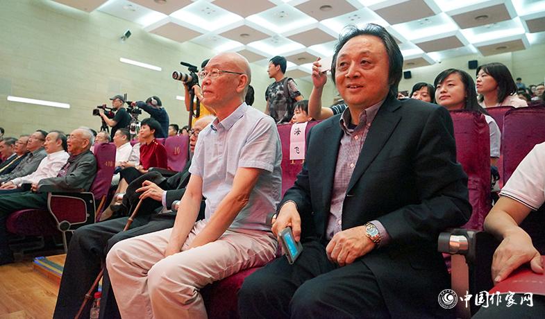 王泉根、海飛出席頒獎(jiǎng)典禮