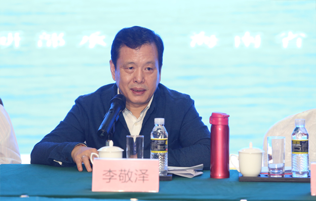 中國作協(xié)黨組成員、副主席李敬澤主持開幕式