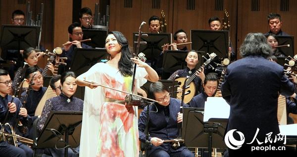 二胡演奏家馬曉暉與樂隊一起演奏《梁?！?。記者 任彥攝