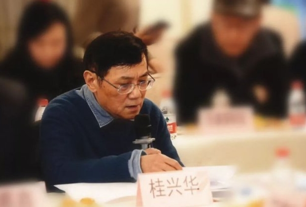 從《鄧小平之歌》到《興業(yè)路上》——桂興華長詩座談會紀(jì)要為了紀(jì)念中國改革開放40周年，經(jīng)過國家廣播電視新聞出版總局的審核批準(zhǔn)，上海著名詩人桂興華先生20多年前寫作的《鄧小平之歌》今年馬上要出版新的朗誦版。同時為了迎接建黨100周年，桂先生正在創(chuàng)作一部長詩《興業(yè)路上》，是列入上海市重大文藝創(chuàng)作項目重要的作品，今天我們就圍繞這兩部作品舉行一個研討會……[詳細(xì)]