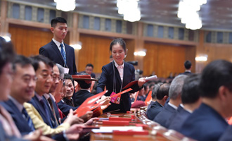 全國政協(xié)第四次全體會，工作人員發(fā)放選票