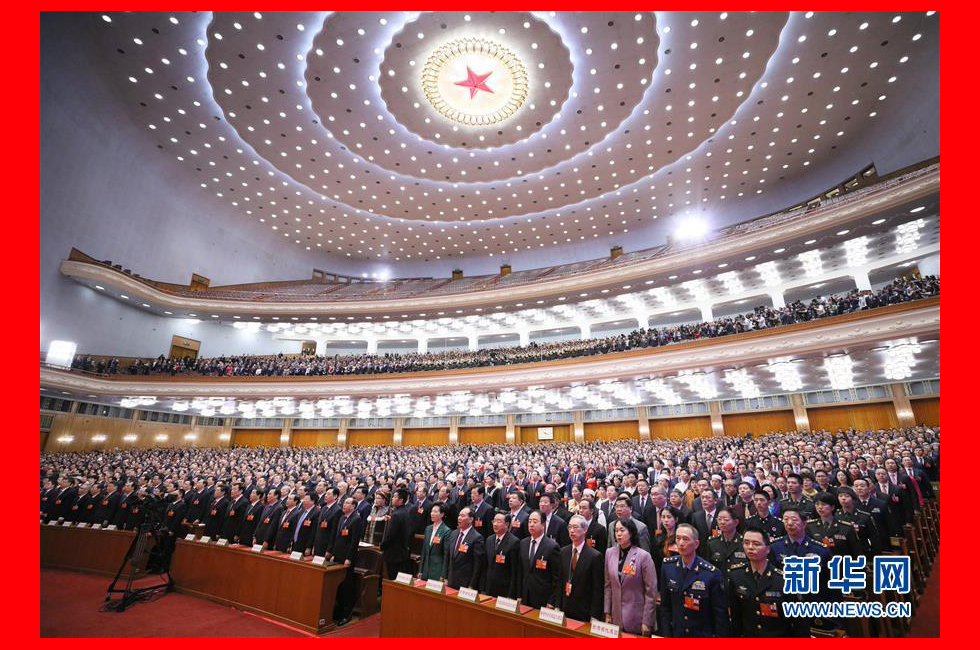 3月20日，第十三屆全國人民代表大會第一次會議舉行閉幕會。這是代表在唱國歌。