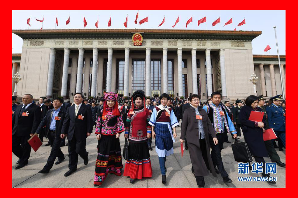 3月20日，第十三屆全國人民代表大會第一次會議閉幕會。這是會后，代表走出人民大會堂。