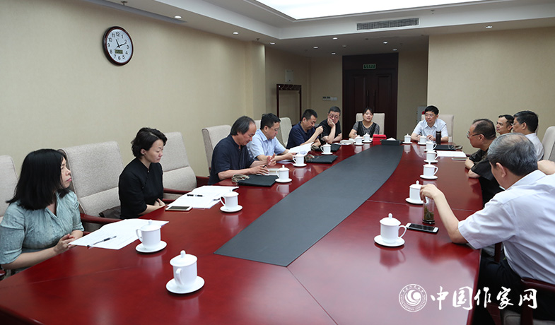 7月28日，全體會(huì)后散文雜文獎(jiǎng)評獎(jiǎng)委員會(huì)召開會(huì)議