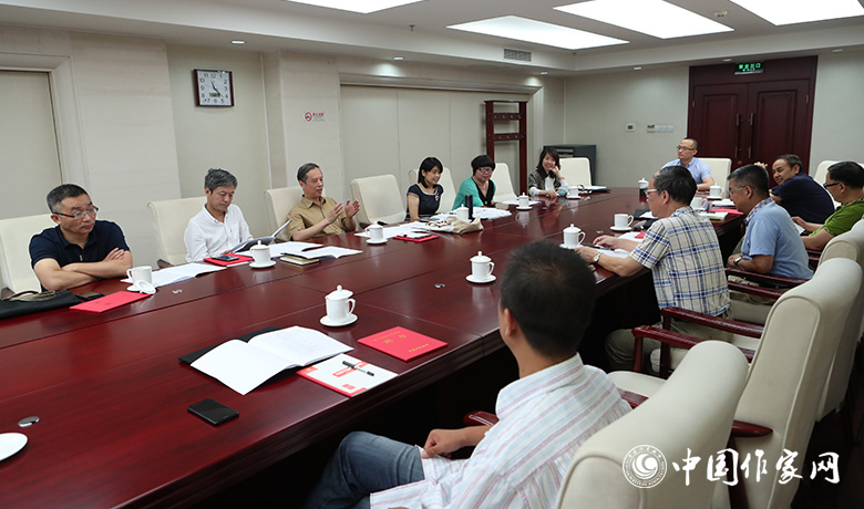 7月28日，全體會(huì)后短篇小說獎(jiǎng)評獎(jiǎng)委員會(huì)召開會(huì)議