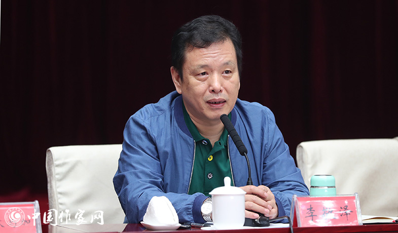 7月28日，李敬澤在全體會(huì)上就《魯迅文學(xué)獎(jiǎng)評獎(jiǎng)條例》和《評獎(jiǎng)細(xì)則》做講解說明