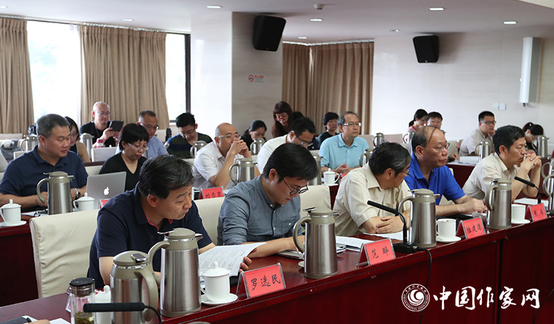 7月28日，第七屆魯迅文學(xué)獎(jiǎng)各評委會(huì)全體會(huì)現(xiàn)場