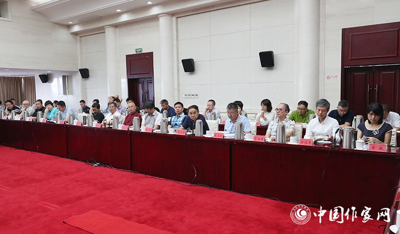 7月28日，第七屆魯迅文學(xué)獎(jiǎng)各評委會(huì)全體會(huì)現(xiàn)場