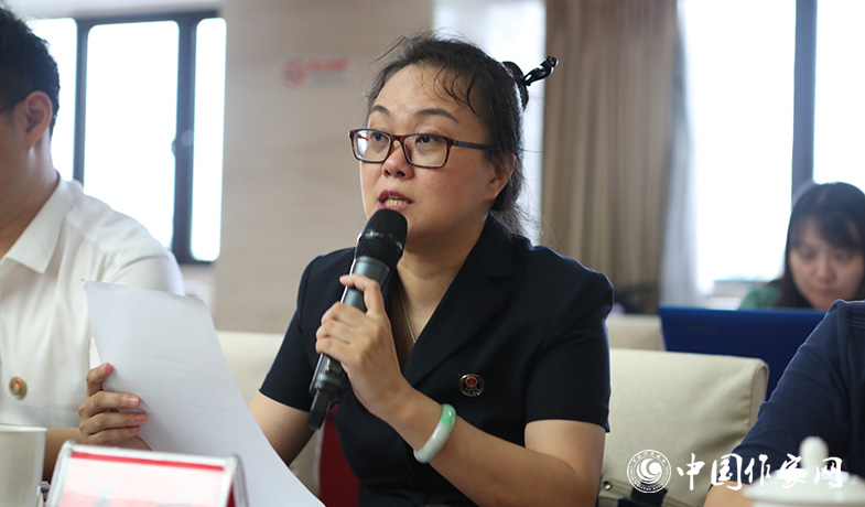 8月11日，公證處公證員在終評會(huì)上宣讀公證書
