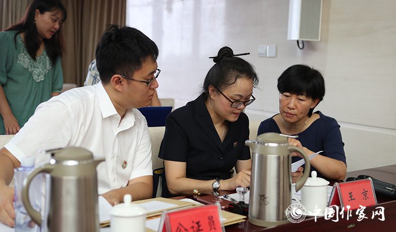 8月11日，公證處公證人員檢查選票統(tǒng)計(jì)情況
