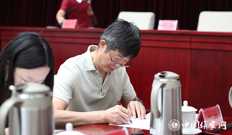 8月11日，紀(jì)監(jiān)組人員審核選票統(tǒng)計(jì)情況