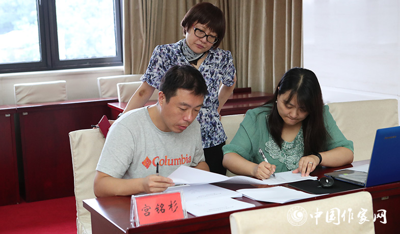 8月11日，聯(lián)絡(luò)員統(tǒng)計(jì)選票，紀(jì)監(jiān)組人員監(jiān)督工作