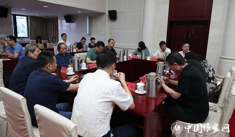 8月11日，第七屆魯迅文學(xué)獎(jiǎng)終評會(huì)投票現(xiàn)場