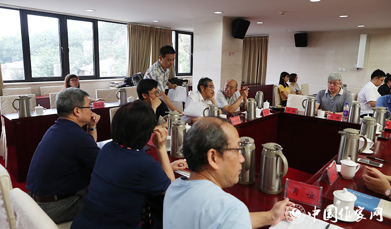 8月11日，聯(lián)絡(luò)員在向評委會(huì)收發(fā)選票