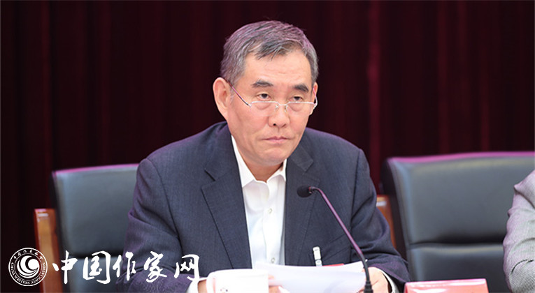 中國作協(xié)黨組書記、副主席錢小芊作報告