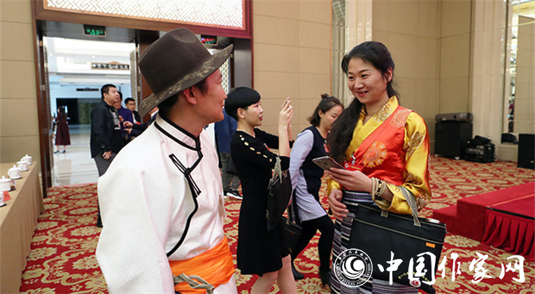 開幕式結(jié)束后，代表們合影留念