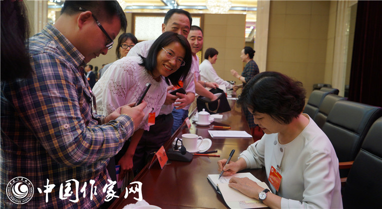 開幕式結(jié)束后，鐵凝為代表們簽名留念
