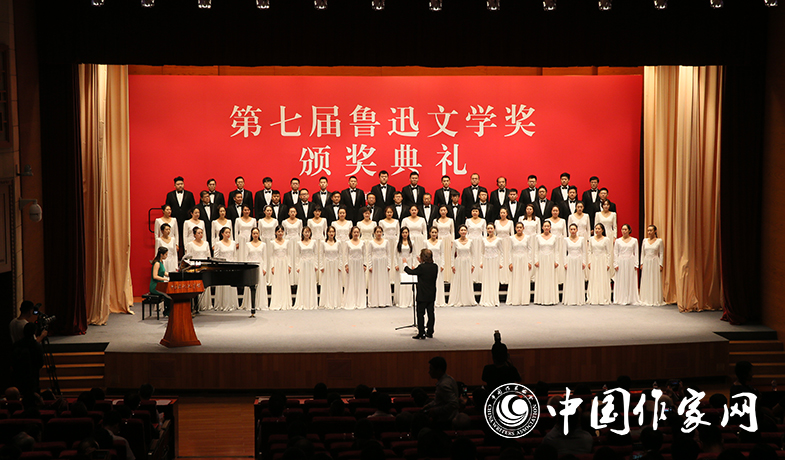 9月20日晚，第七屆魯迅文學(xué)獎(jiǎng)?lì)C獎(jiǎng)典禮在中國現(xiàn)代文學(xué)館隆重舉行