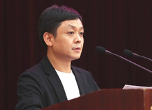 楊慶祥：這是一個人民的世紀　　時代從來不主動呈現(xiàn)其面容和形式。光榮屬于那些執(zhí)著探索和艱苦書寫的靈魂。[詳細]