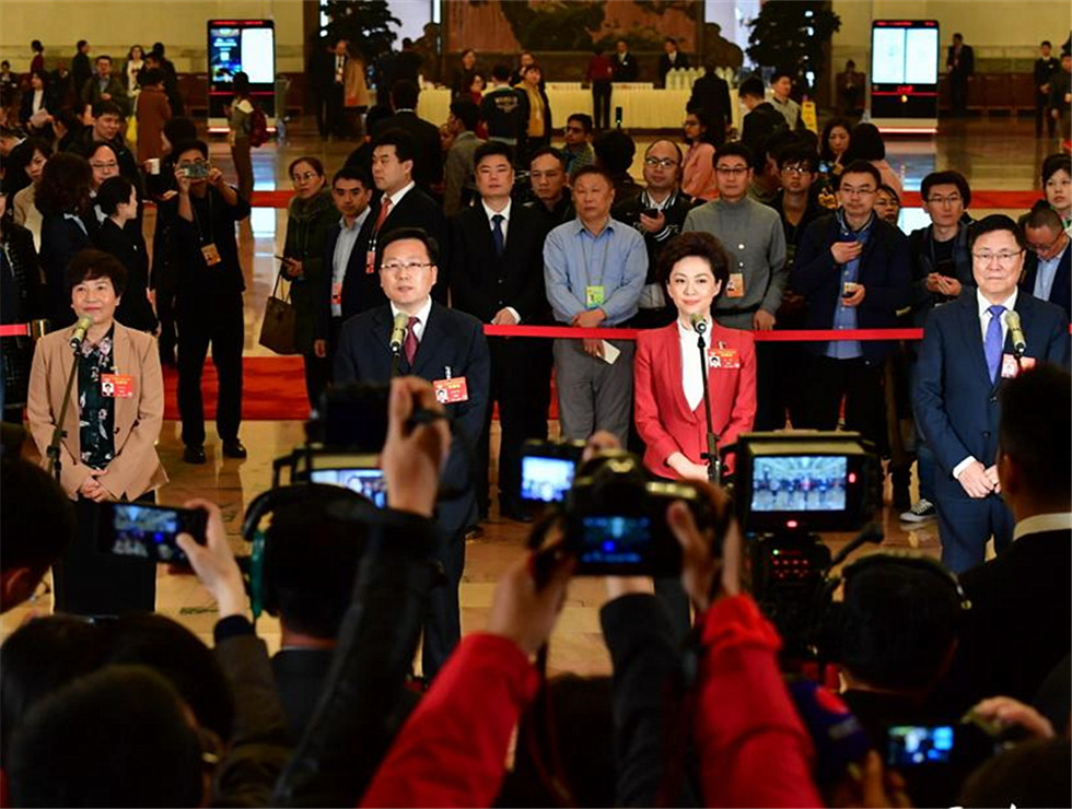 全國政協(xié)委員接受記者采訪。