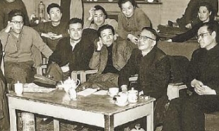1963年4月2日，老舍（前排右二）觀看《茶館》排練后與演職人員交談