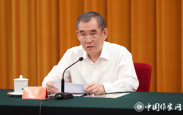 中國作協(xié)黨組書記、副主席錢小芊在會上發(fā)言