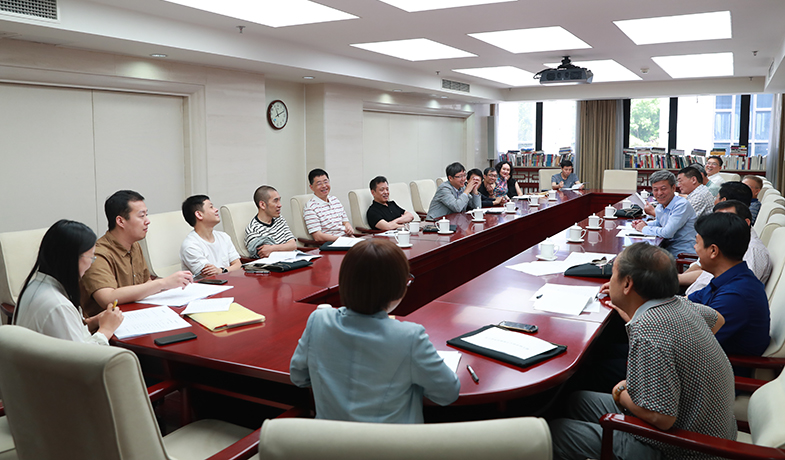 第一次全體會(huì)后召開大組見面會(huì)，各組評(píng)委討論工作
