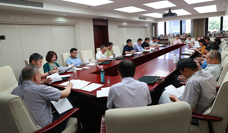 第一次全體會(huì)后召開大組見面會(huì)，各組評(píng)委討論工作