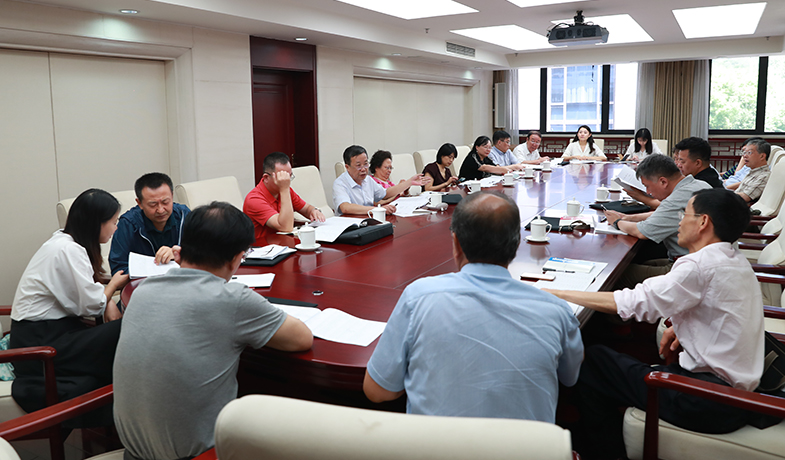 第一次全體會(huì)后召開大組見面會(huì)，各組評(píng)委討論工作