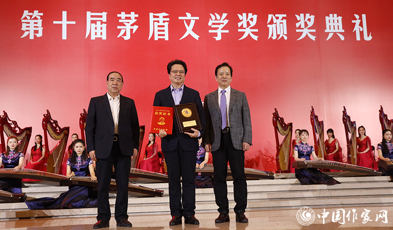 李敬澤、賈平凹為獲獎(jiǎng)作家陳彥頒獎(jiǎng)