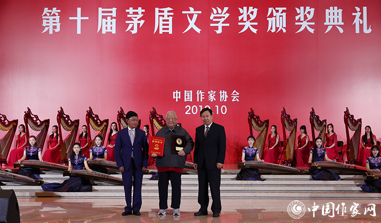 王曉暉、阿來(lái)為獲獎(jiǎng)作品徐懷中頒獎(jiǎng)